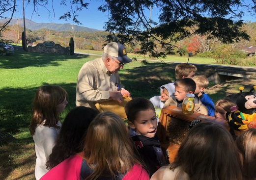 Rudie Bax educating some 5th graders about honeybees.
